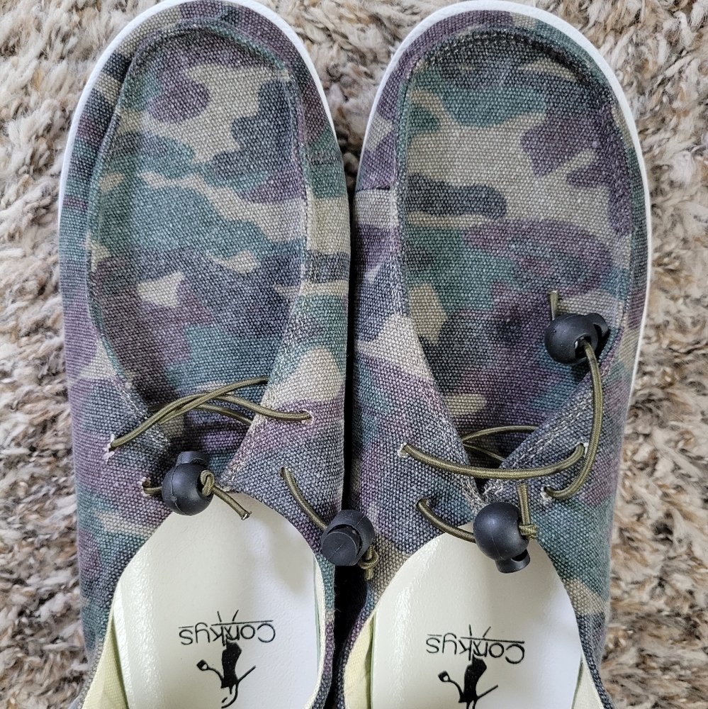 Brand New Corky Kayak camo size 8